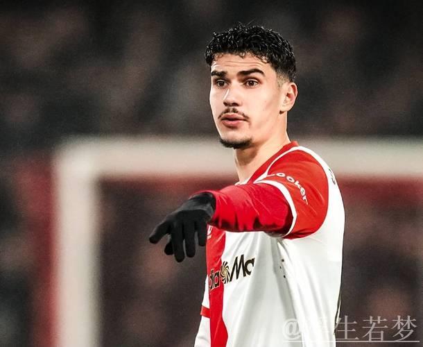 3万人见证！42岁范佩西执教 19岁儿子首秀：1米86踢中锋